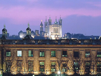 L'extérieur de l'hotel avec vue sur Fourvière